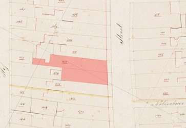 <p>Uitsnede uit het kadastrale minuutplan van Kampen uit 1832, met het bebouwd oppervlak van Oudestraat 100 en 102 rood gearceerd. Beide panden waren nog gescheiden in eigendom (beeldbank RCE). </p>
